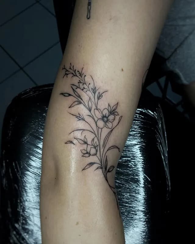 Tatuagem estilo Fineline feita por Jeff Tattoo — estúdio de tatuagem em Gaspar, SC