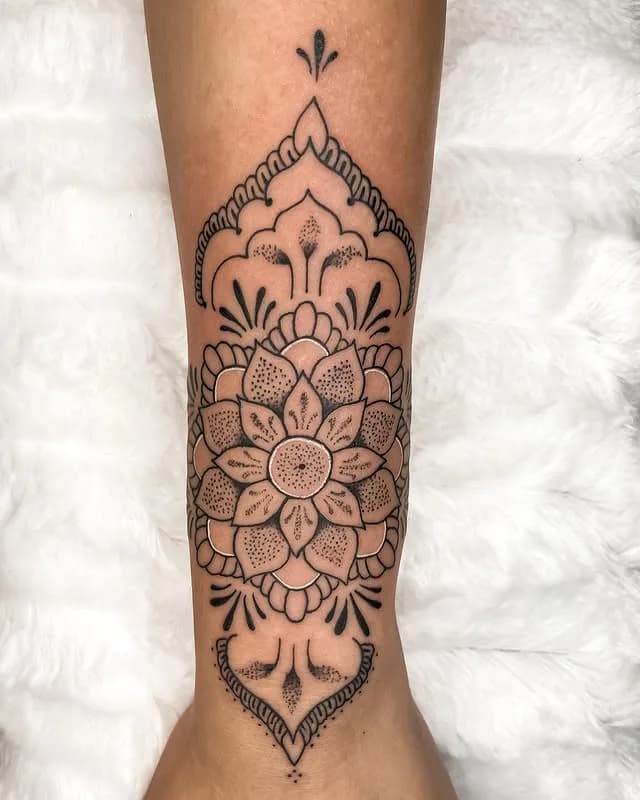 Tatuagem estilo Geométrico feita por Jeff Tattoo — estúdio de tatuagem em Gaspar, SC