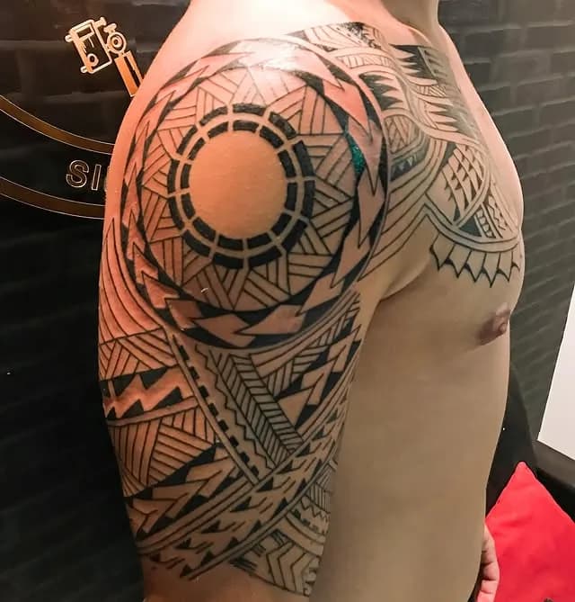 Tatuagem estilo Geométrico feita por Jeff Tattoo — estúdio de tatuagem em Gaspar, SC